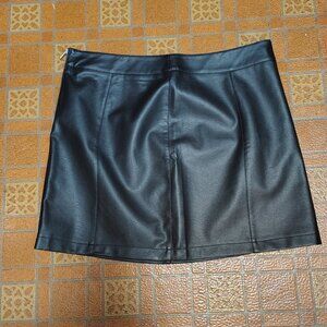 Forever 21 Women's Black Faux Leather Mini Skirt Zipper Back Size 2X